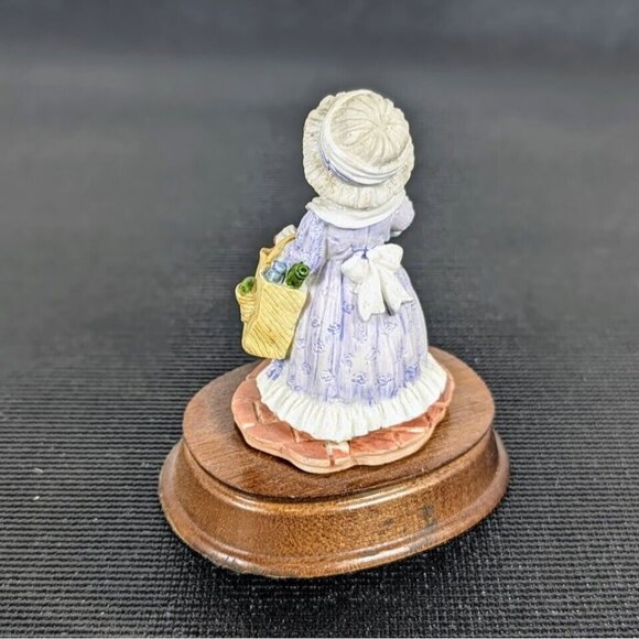 Prudence Otter By Leonardo Figurine Little Nook Village GREAT CONDITION - Picture 3 of 6